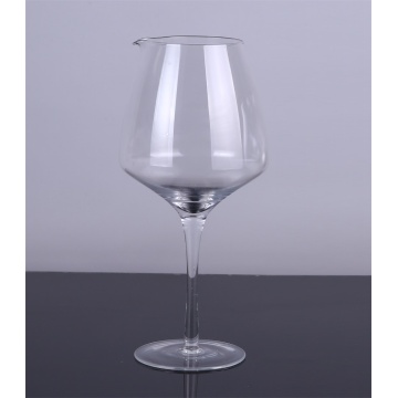 異なるパターンの背の高いワイングラスのゴブレット