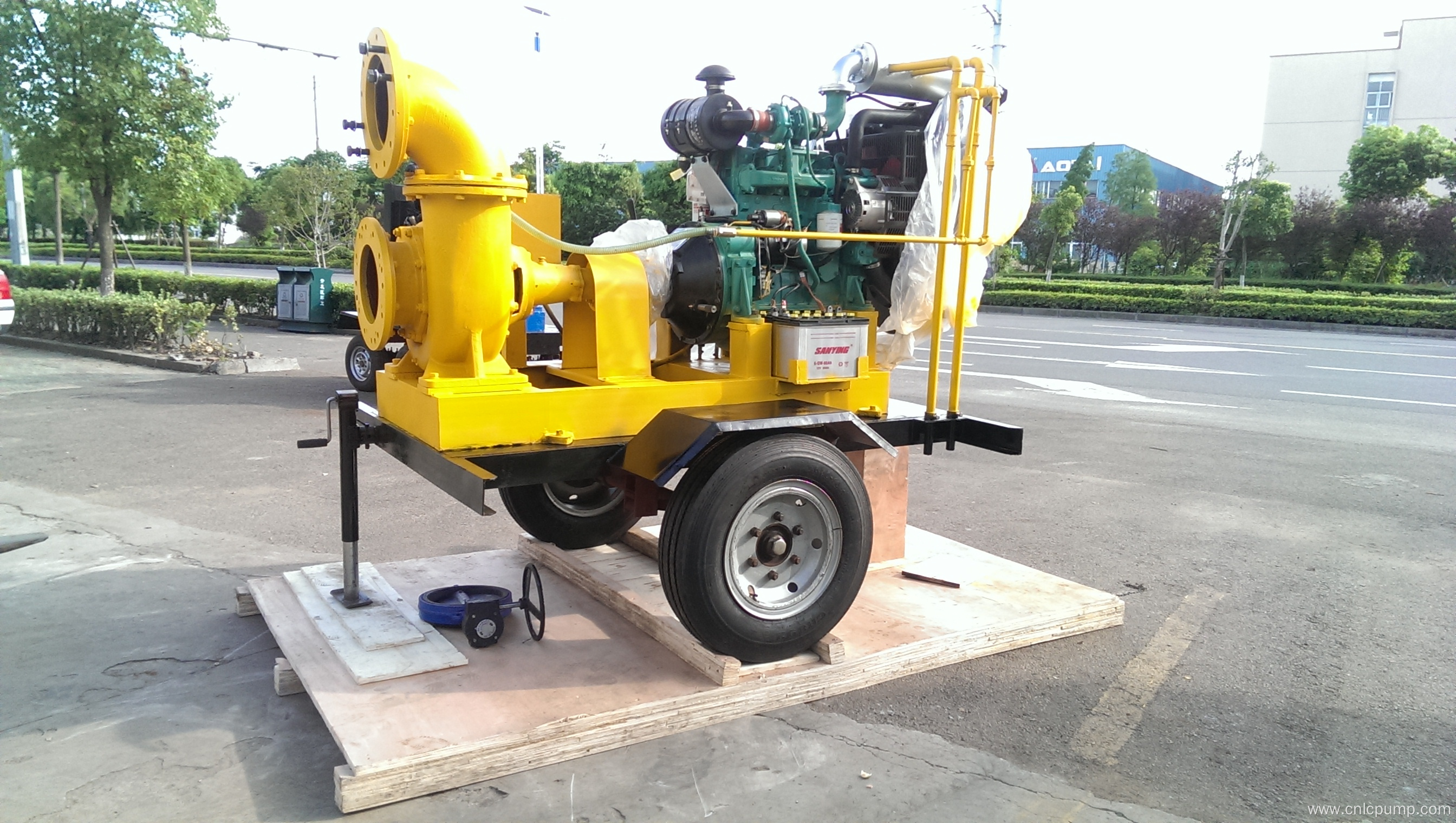 Self priming centrifugal pump with diesel engine