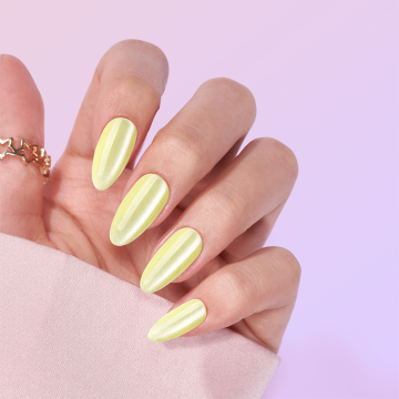 Couleur de citron brillant pressant les yeux sur les ongles