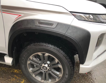 2019年のトリトンフェンダーフレアの4x4アクセサリー