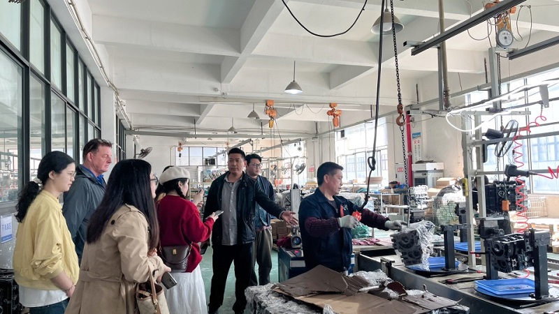 Former Ford engineer Mike and Cheng Zhihao's team visited the cam, cylinder head and cylinder block manufacturing plants
