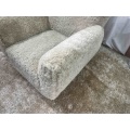 chaise longue moderne en peau de mouton