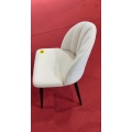Silla de comedor moderna con respaldo de concha tapizada en color crema