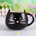 Gato de aspecto lindo en forma de taza