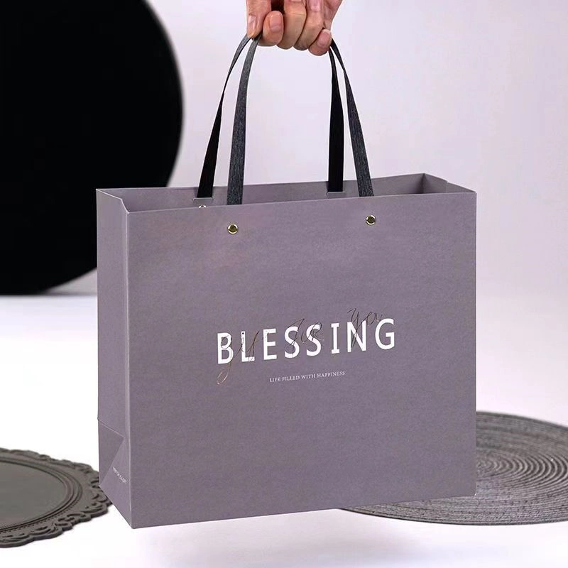 Bolsa de lujo personalizado de Kraft Ropa de cartón Ropa de regalo de regalo Compras Bolsas de papel de regalo duraderas Takeaway Bolsa de papel con mango