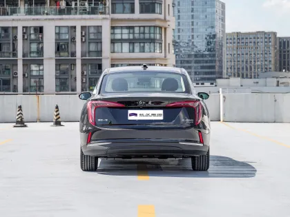 HONGQI e-qm5 electric sedan car