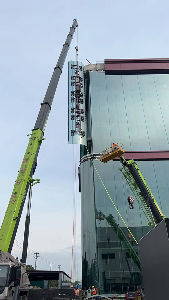 Le plus grand soulève d'installation d'unité en verre cambré