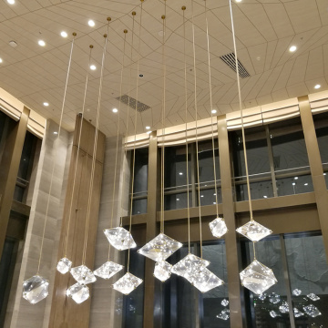 Luz suspensa de luxo moderna personalizada para lobby de hotel