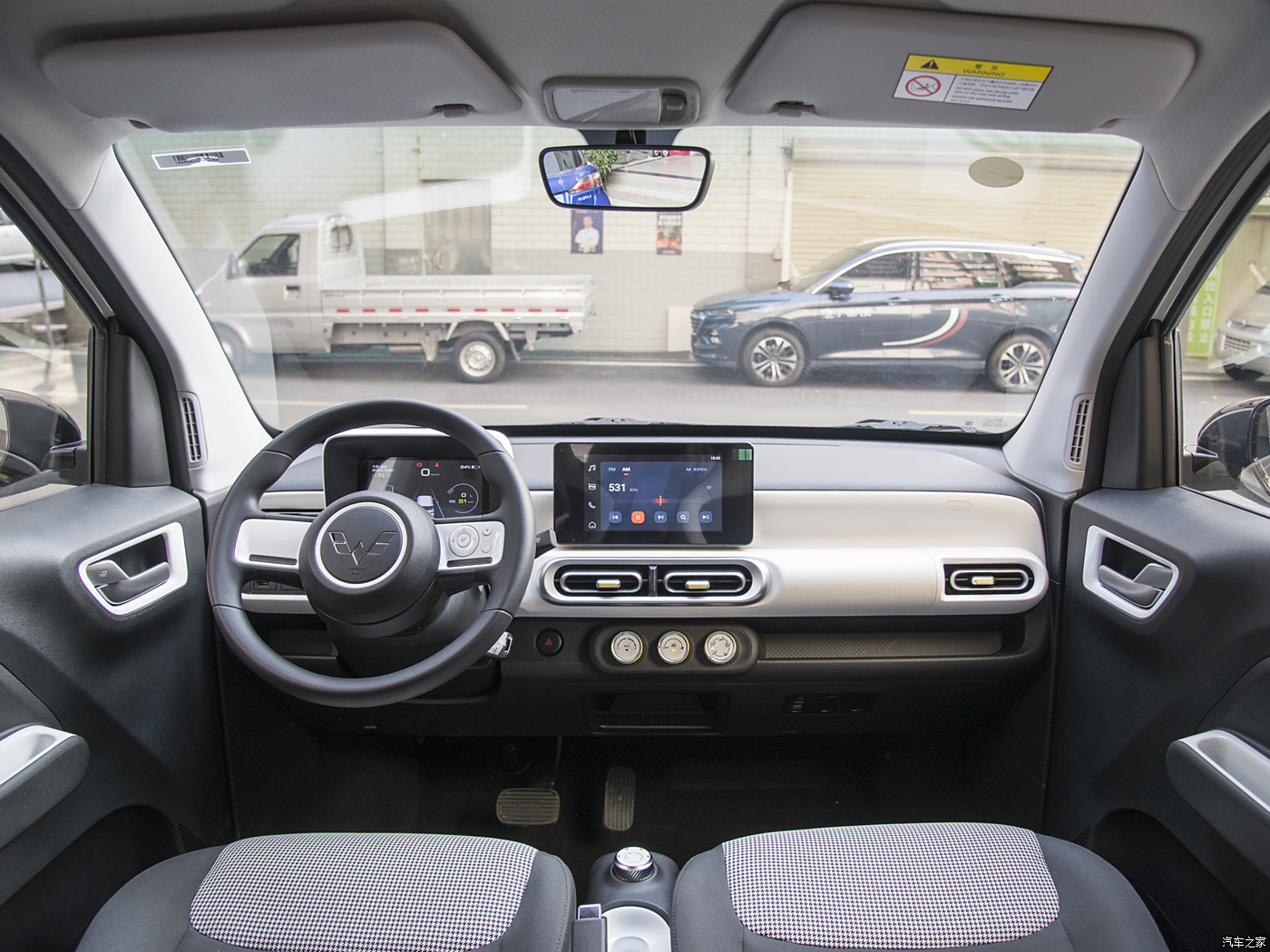 WULING HONGGUANG MINI EV INTERIOR