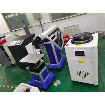 Closed laser cutting machine