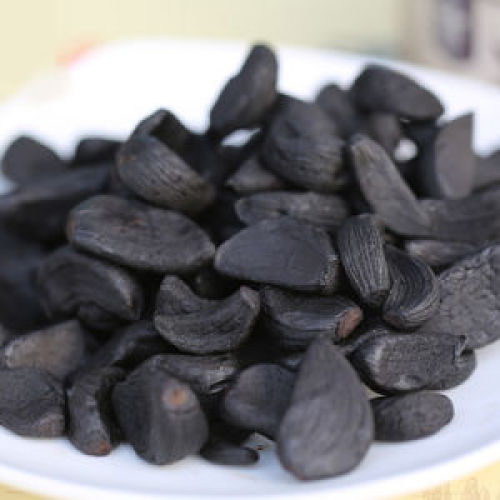 Camilan Makanan Kaya Vitamin Bawang Putih Hitam Kupas Organik