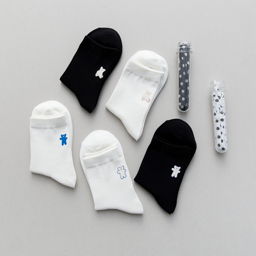 Modernong Reflective Socks sa Bold Black and White