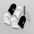Modernong Reflective Socks sa Bold Black and White