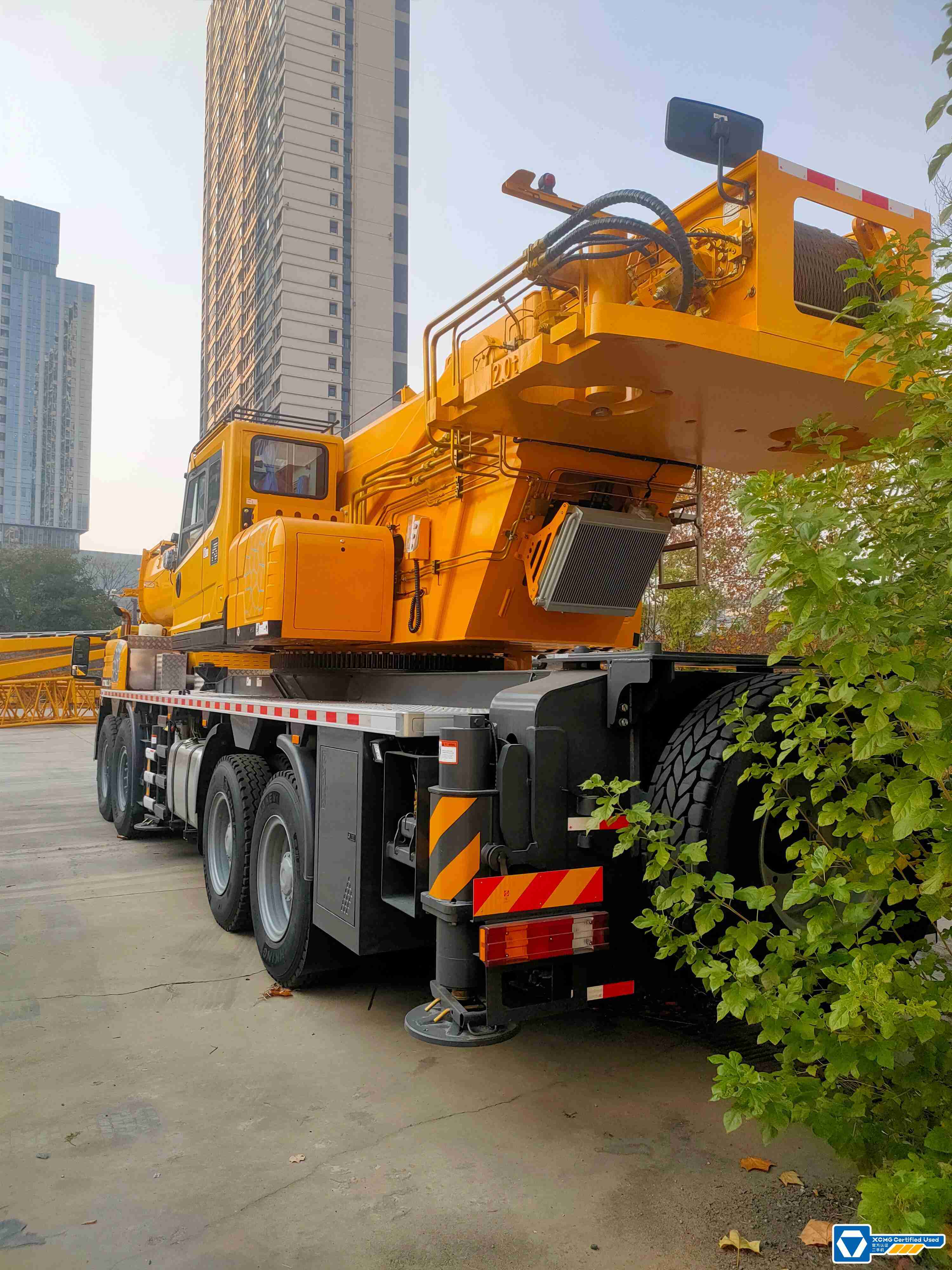 the rear-left corner of the used truck crane-XCT100L7-I the rear-left corner of the used truck crane-XCT100L7-I