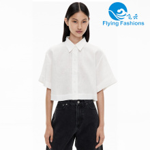 Una camisa blanca sencilla y cotidiana