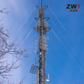 Torre estaiada erigível para sistemas de comunicação