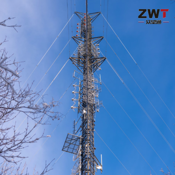 Torre estaiada erigível para sistemas de comunicação