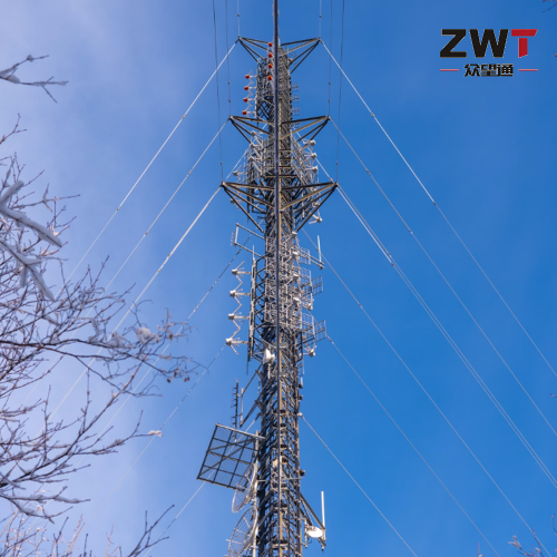 Torre estaiada erigível para sistemas de comunicação