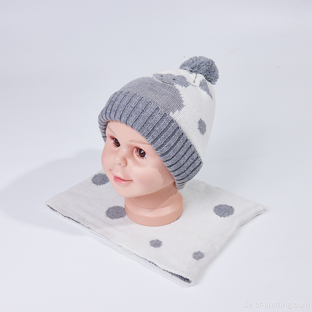 Wintergestrickter Hut und Schal für Baby