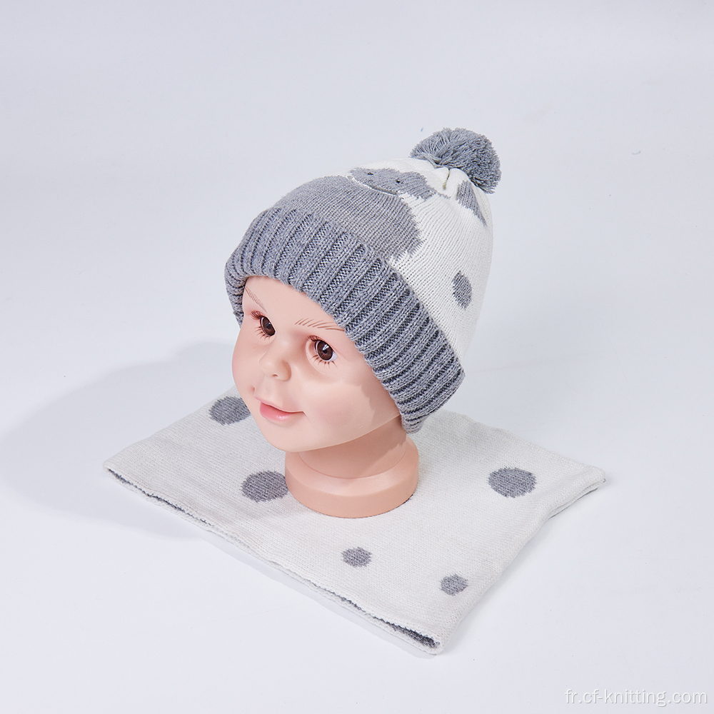 Chapeau et foulard tricotés d'hiver pour bébé