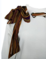 Diseño de cuerda de cinta a rayas para mujeres camiseta blanca