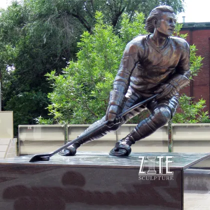 Casting metal bronze girl roller skating statue for outdoor