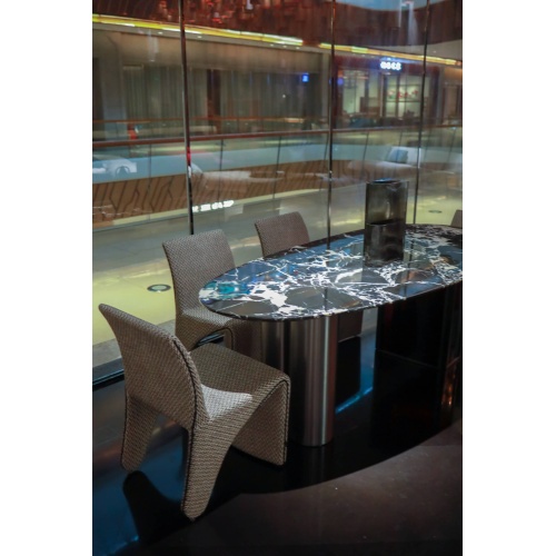 Moderna mesa de comedor circular "Elegancia en la ciudad"