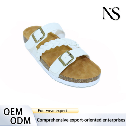 Elegantes sandalias blancas con correas detalladas.