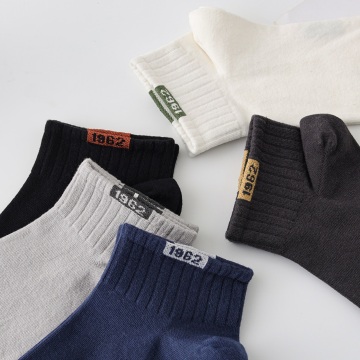 Мужчынскія баваўняныя шкарпэткі з высокай эластычнай лодкай