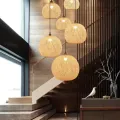Grande lustre de pingente de bambu de vime com lâmpada decorativa de vime