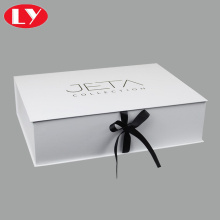 Λευκό κουτί συσκευασίας δώρου με μαύρη κορδέλα