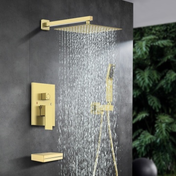 Set di doccia in oro spazzolato a parete con rubinetto