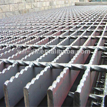 Galvanized serrated steel grating