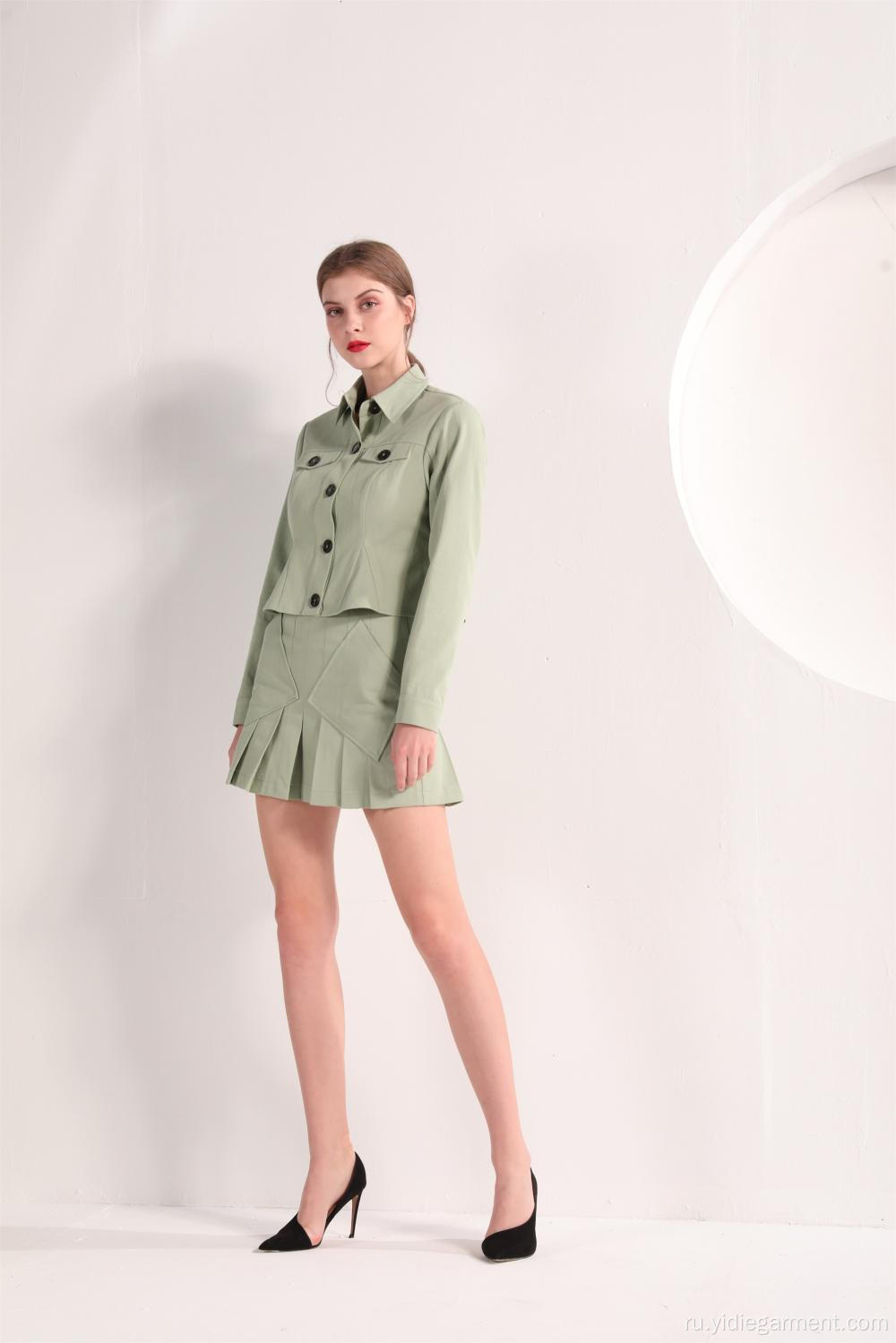 Женская оливково-зеленая куртка и мини-юбка со складками