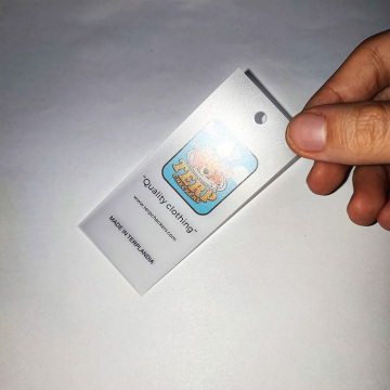 Özel PVC kalıp kesim asma etiketler ve kıyafetler için buzlu giyim etiketleri