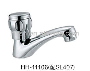 HH11106 놋쇠 유역 수돗물 받침대에 부착 된 갑판