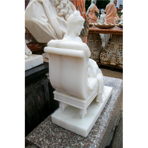 Elegante dama descansando sobre escultura de sofá de mármol