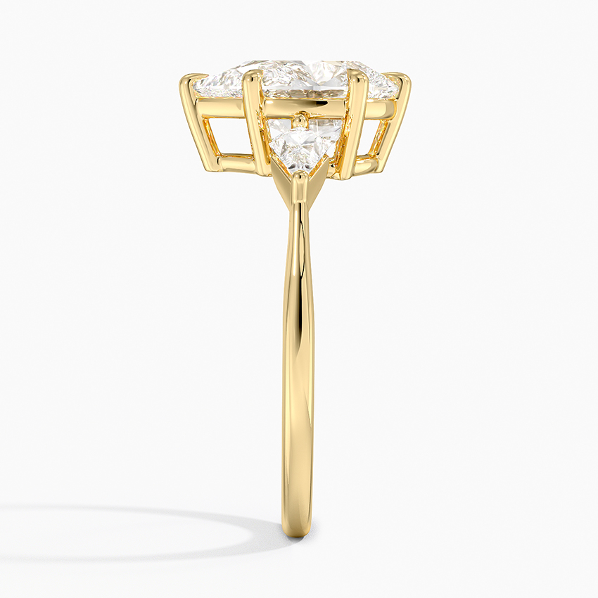 Side profile view na nagha-highlight sa elevation at basket setting ng center pear diamond