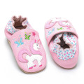 Beaux chaussures en cuir souple de bébé de licorne rose
