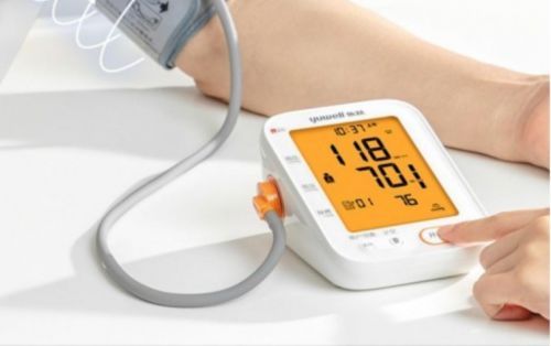 Prueba de monitor de sangre del ritmo cardíaco del brazo digital