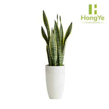 نوعان من أواني الزهور غير اللامعة ذات الحجم الملولب