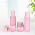 Roze glazen glazen cosmetische fles en pot