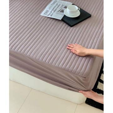 Quarto elegante com capa de cama essencial