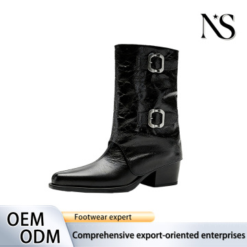 Botins pretos em couro envernizado rachado