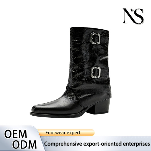 Botins pretos em couro envernizado rachado