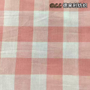 نسيج منسوج بنمط مربعات باللونين الأحمر والأبيض