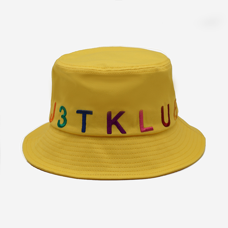 Chapeau de seau à broderie jaune lettre