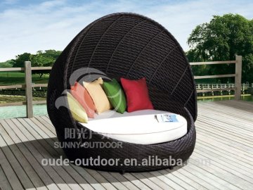 Cheap outdoor rattan sunbed beach sunbed rattan round sofa bed with pillows