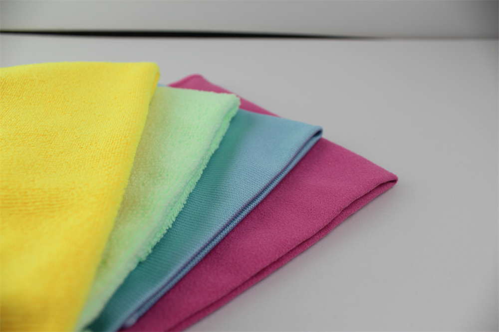 Microfiber cleaning cloth for glass
