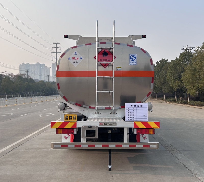Dongfeng 8 × 4 caminhão -tanque de petróleo 30,2m³